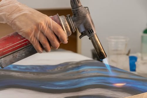 שימוש בברנר על יציקת אפוקסי, יש לא להגזים ולשרוף את משטח