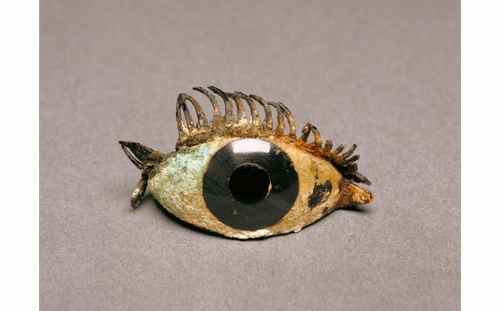 פיסול פיגורטיבי: עין מפסל ברונזה